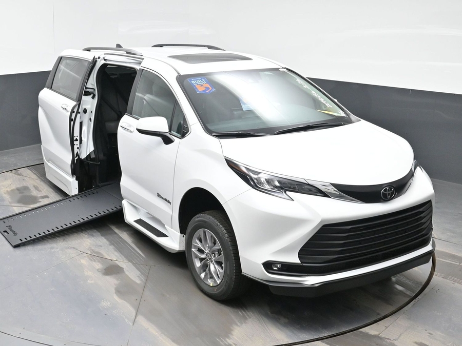 New 2026 Toyota Sienna Hybrid XLE Add - BraunAbility Side Entry Entry In Floor Automatic Ramp