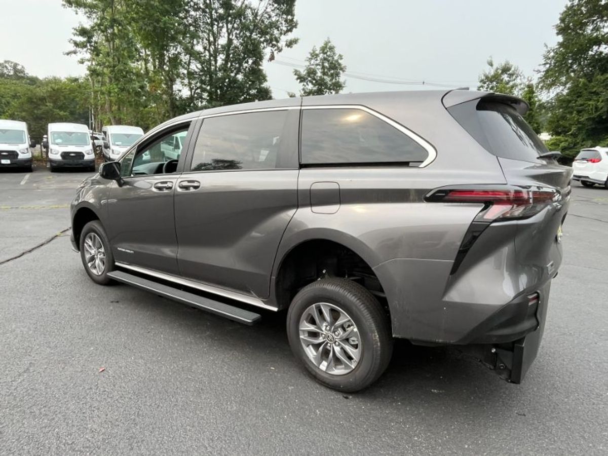 Grey Toyota Sienna image number 4