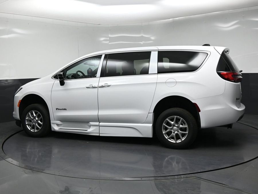 White Chrysler Pacifica image number 2