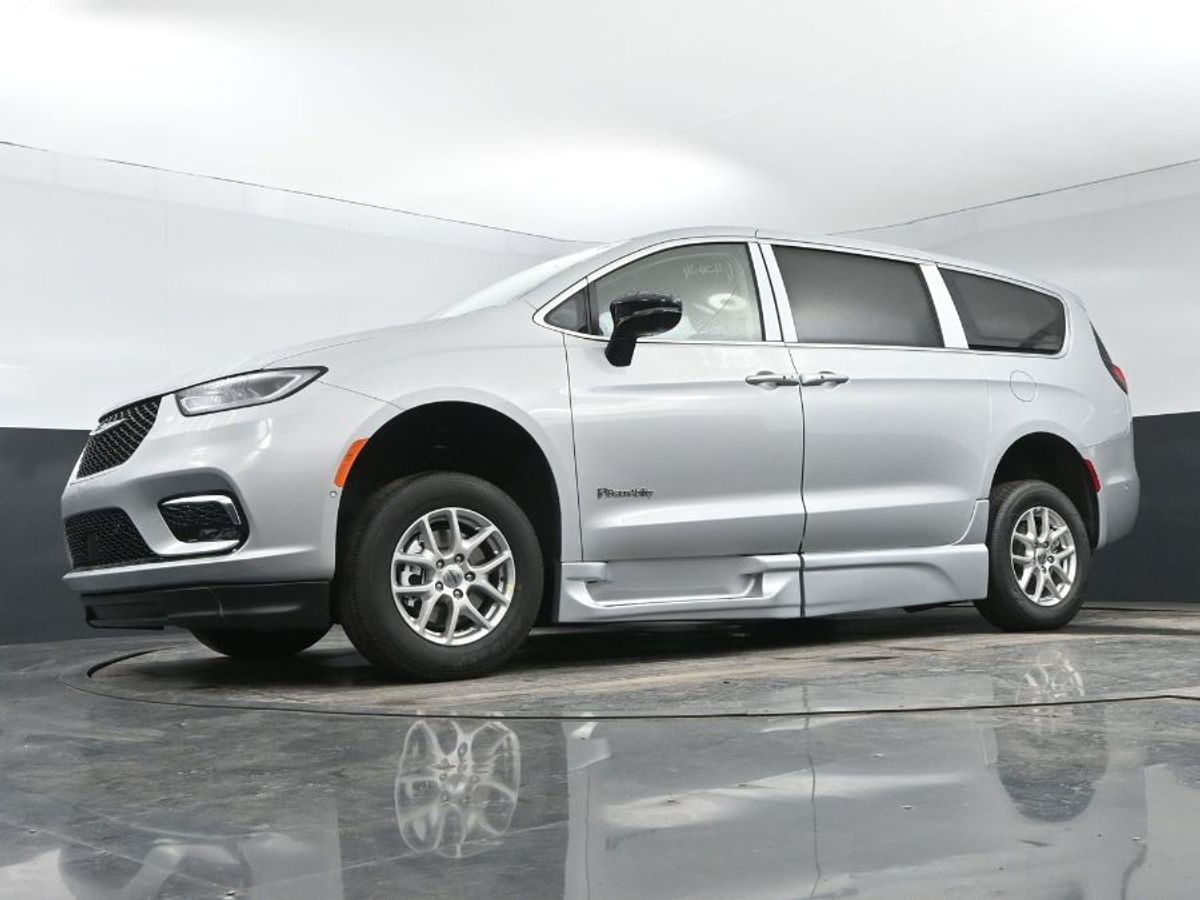 Silver Chrysler Pacifica image number 11