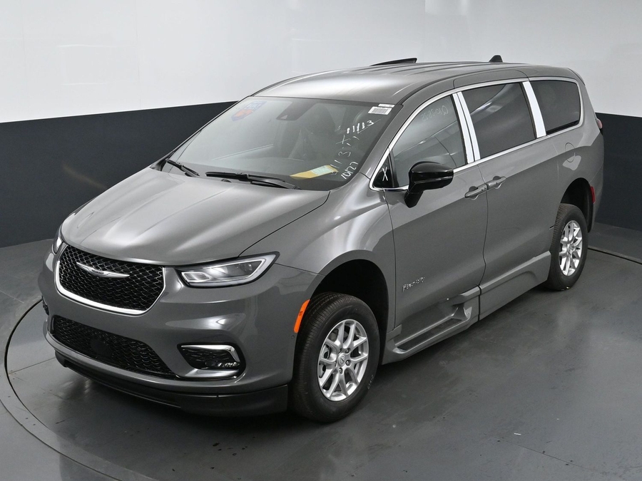 New 2025 Chrysler Pacifica Select Safety - BraunAbility Side Entry Entry In Floor Automatic Ramp