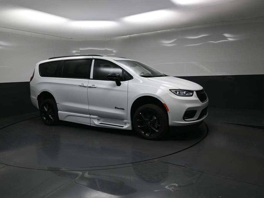 New 2026 Chrysler Pacifica Select Sport - BraunAbility Side Entry Fold Out Automatic Ramp