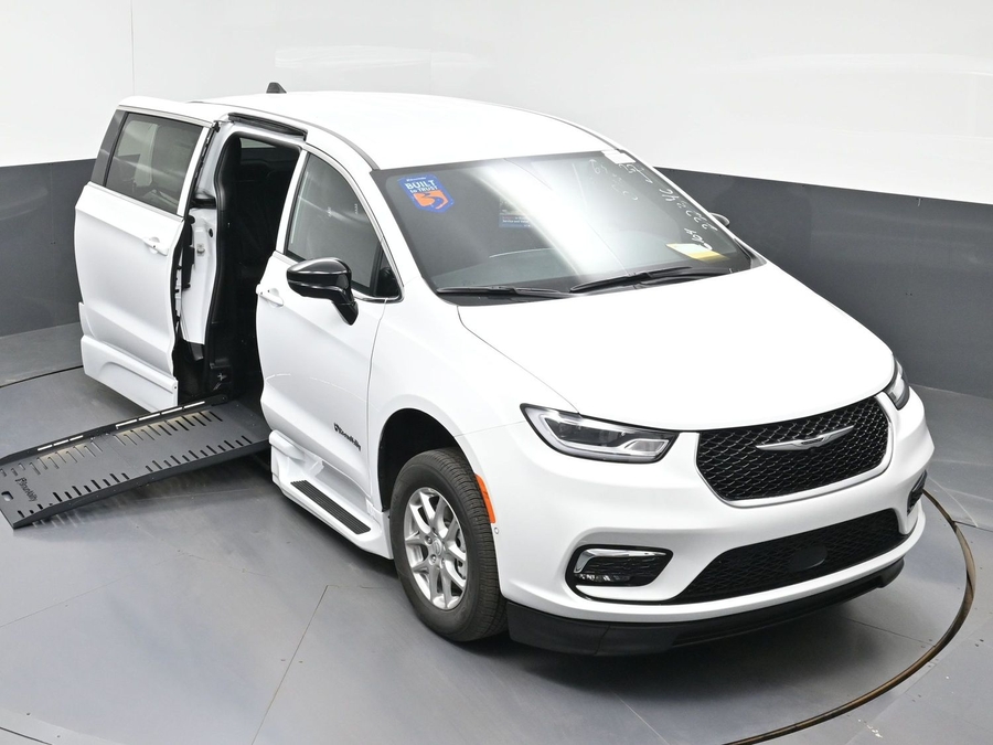 White Chrysler Pacifica image number 22