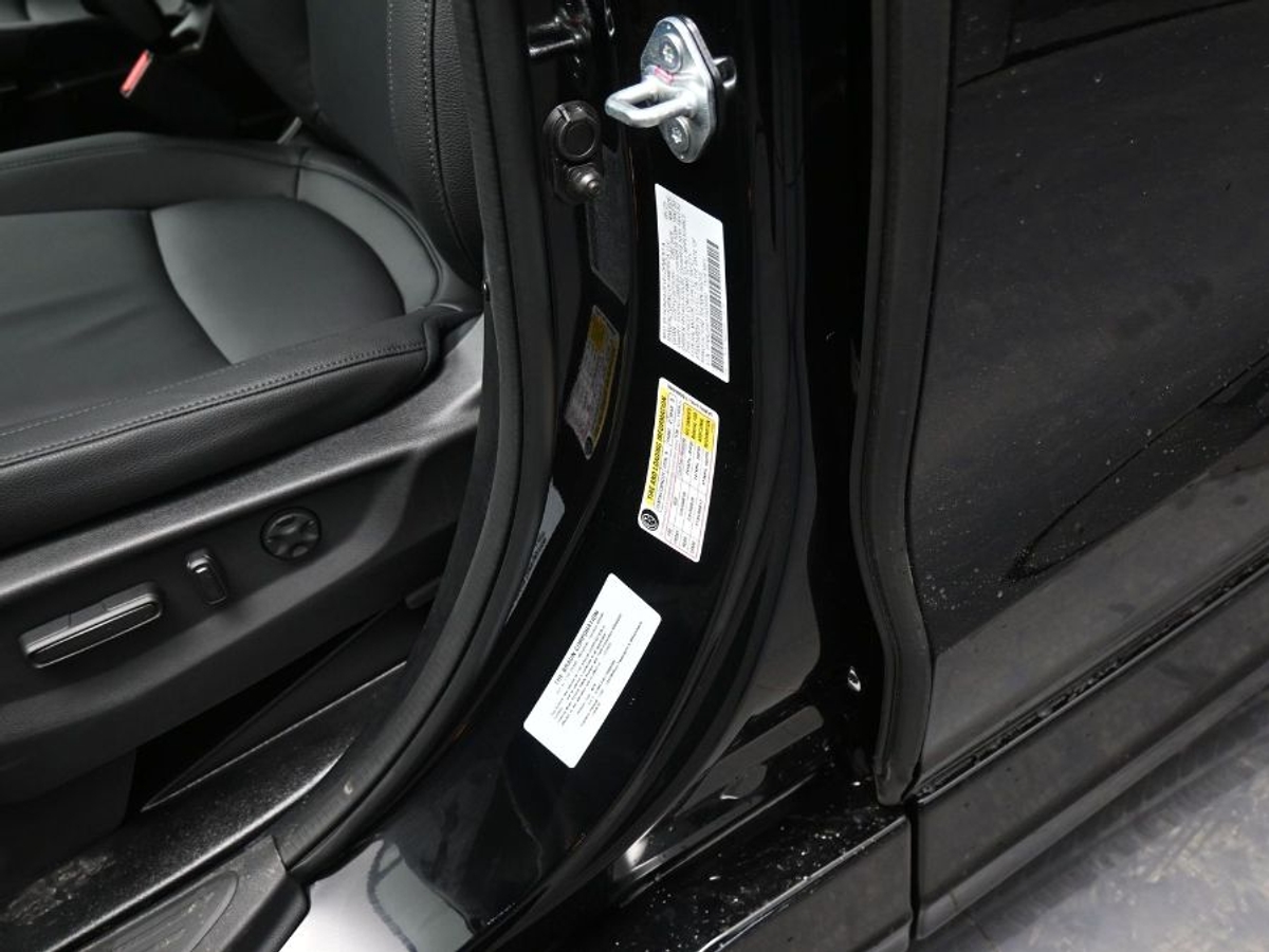 Black Honda Odyssey image number 15