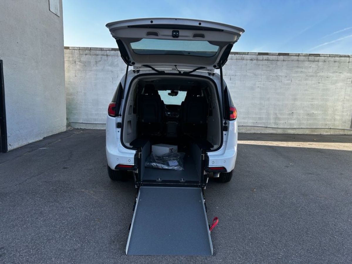 2024 CHRYSLER PACIFICA - Image 12