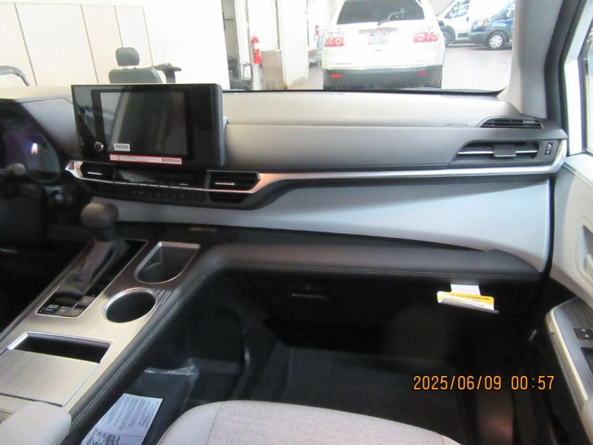 White Toyota Sienna image number 5