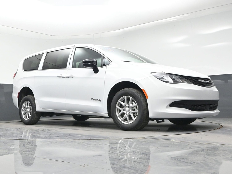 White Chrysler Voyager image number 22