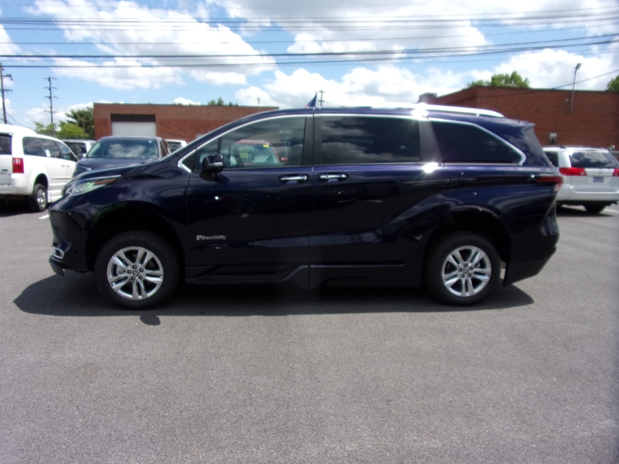Blue Toyota Sienna image number 3