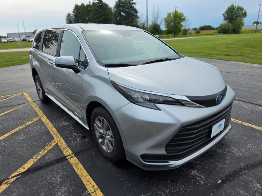 Celestial Silver Toyota Sienna image number 4