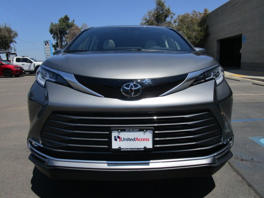 New 2026 Toyota Sienna Hybrid XSE Sport - BraunAbility Side Entry Fold Out Automatic Ramp