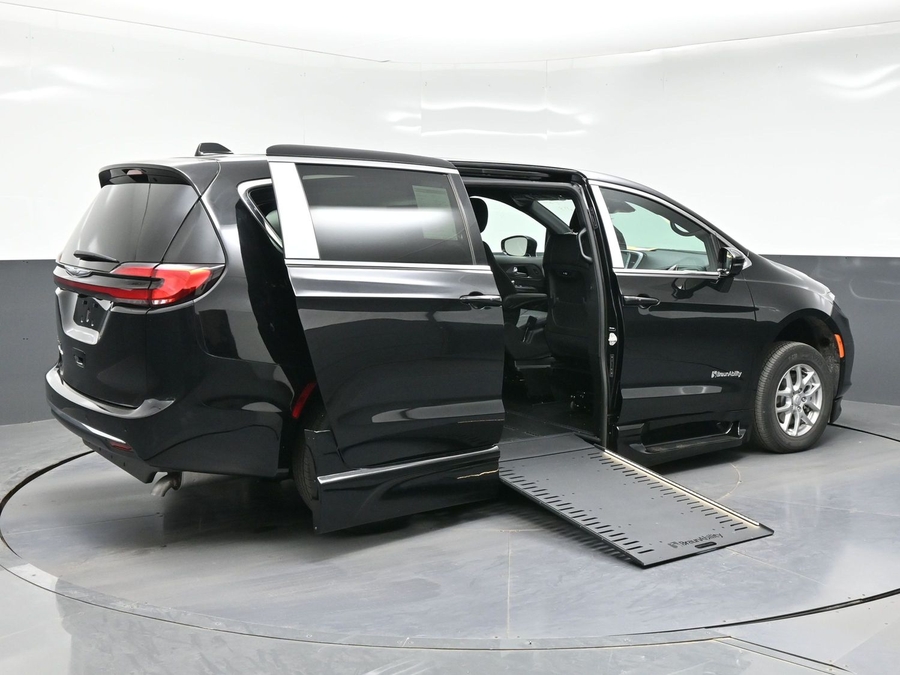 Black Chrysler Pacifica image number 6