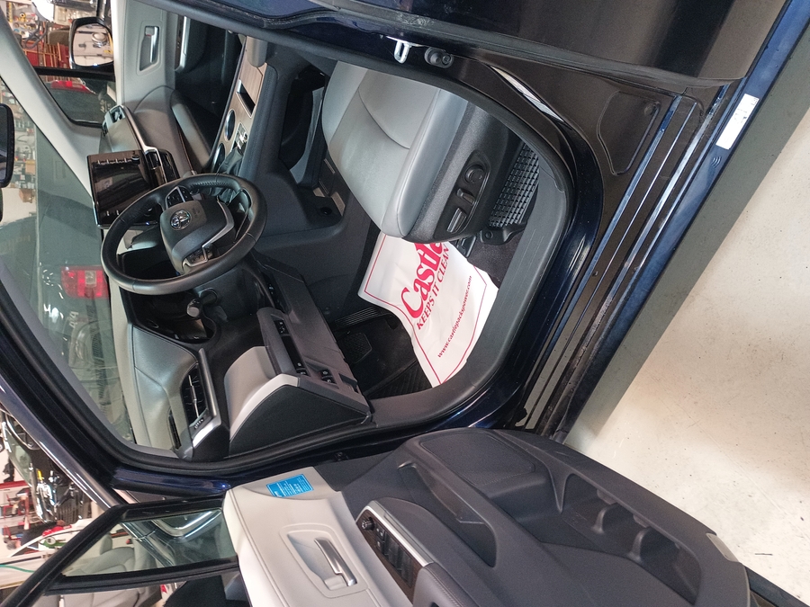 Blue Toyota Sienna image number 19