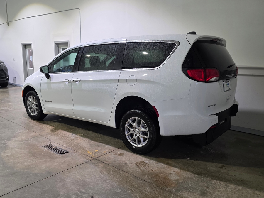 White Chrysler Voyager image number 3