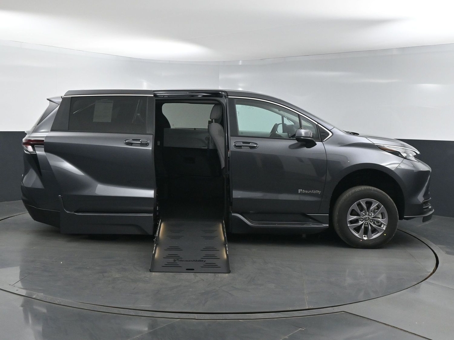 New 2025 Toyota Sienna Hybrid LE - BraunAbility Side Entry Entry Fold Out Automatic Ramp