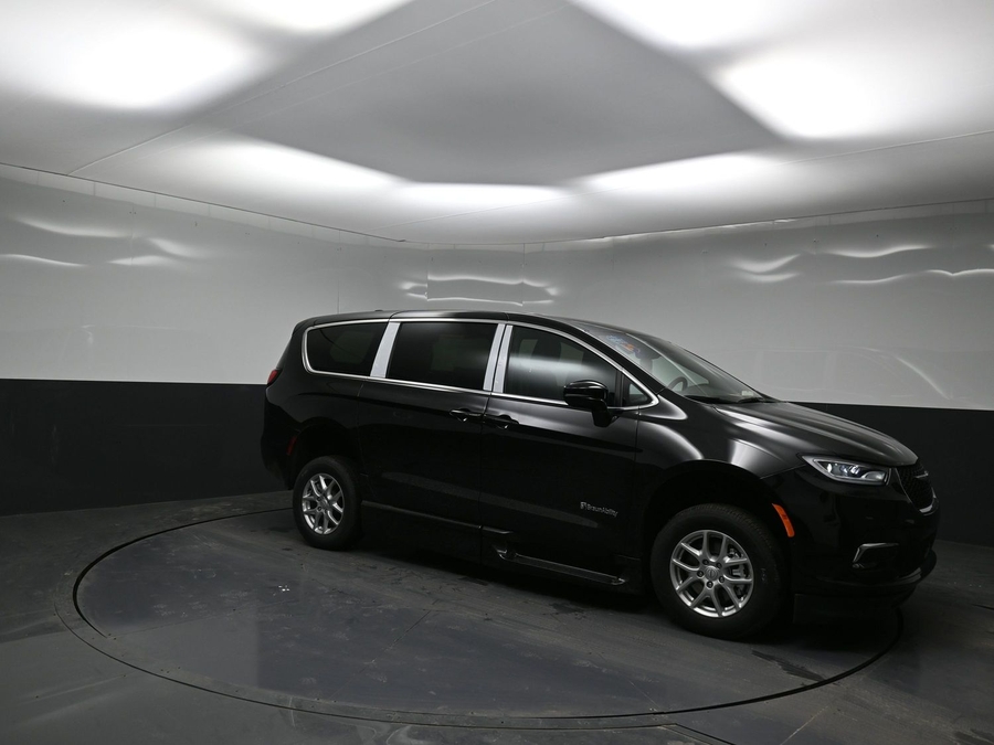 Black Chrysler Pacifica image number 15