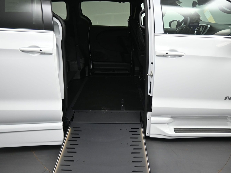 New 2026 Chrysler Pacifica Select Plus - BraunAbility Side Entry Entry In Floor Automatic Ramp