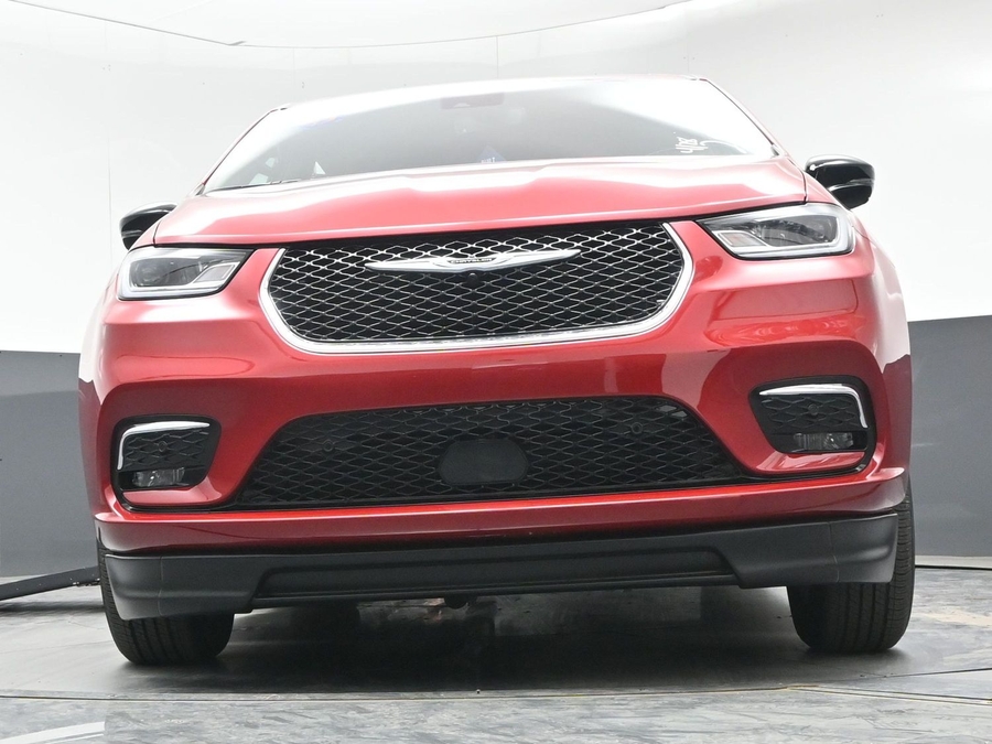 Red Chrysler Pacifica image number 15