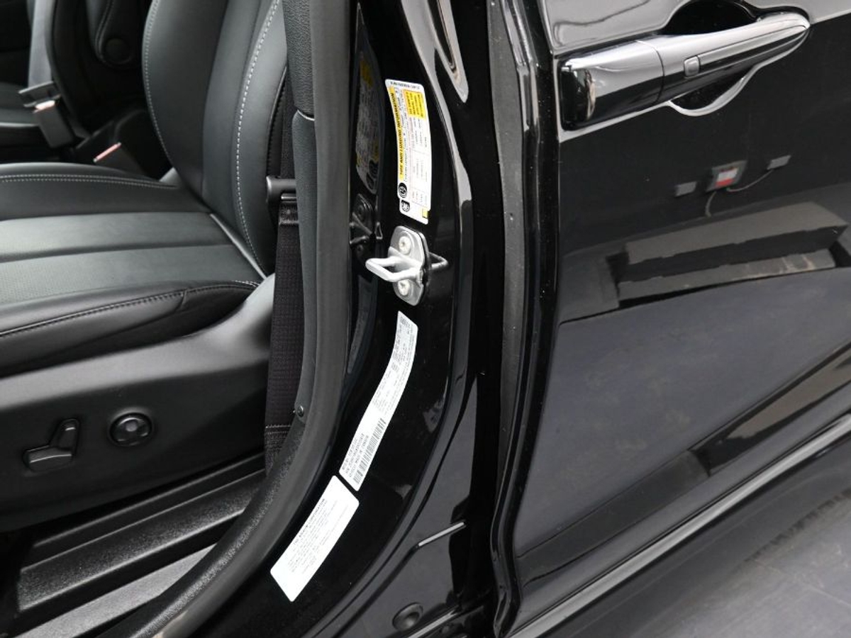 Black Chrysler Pacifica image number 16