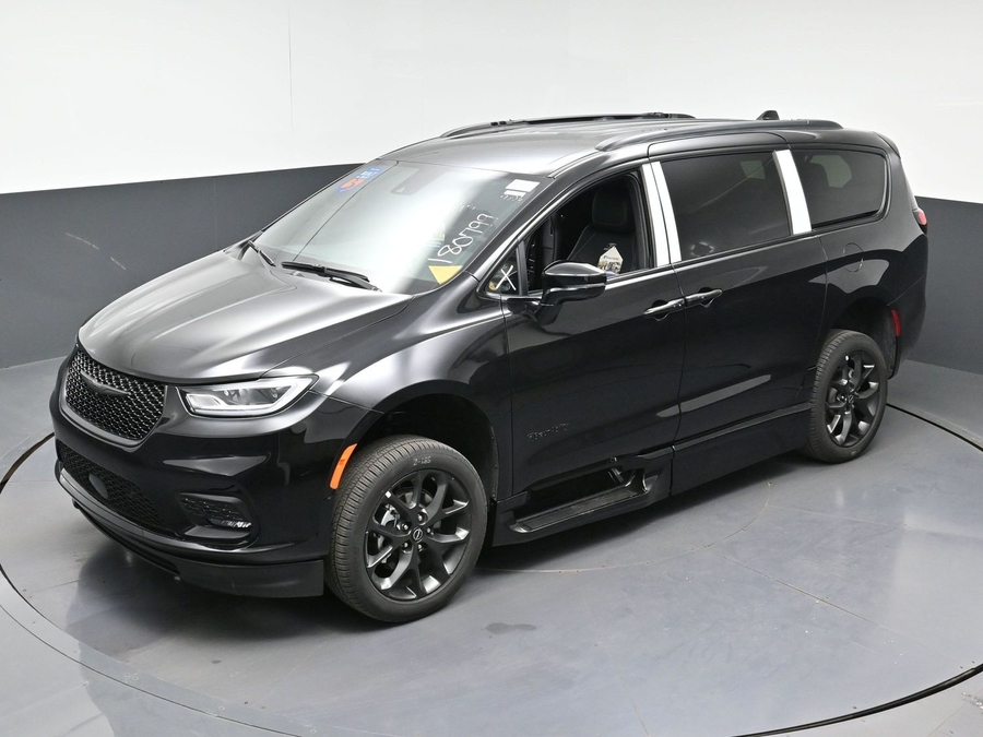 New 2026 Chrysler Pacifica Select Sport - BraunAbility Side Entry Fold Out Automatic Ramp