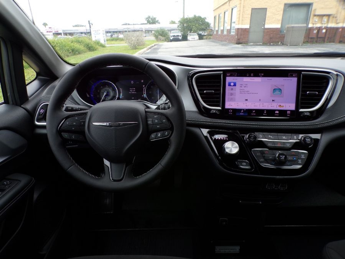 Grey Chrysler Pacifica image number 20