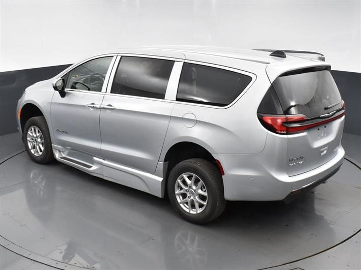 Silver Chrysler Pacifica image number 4