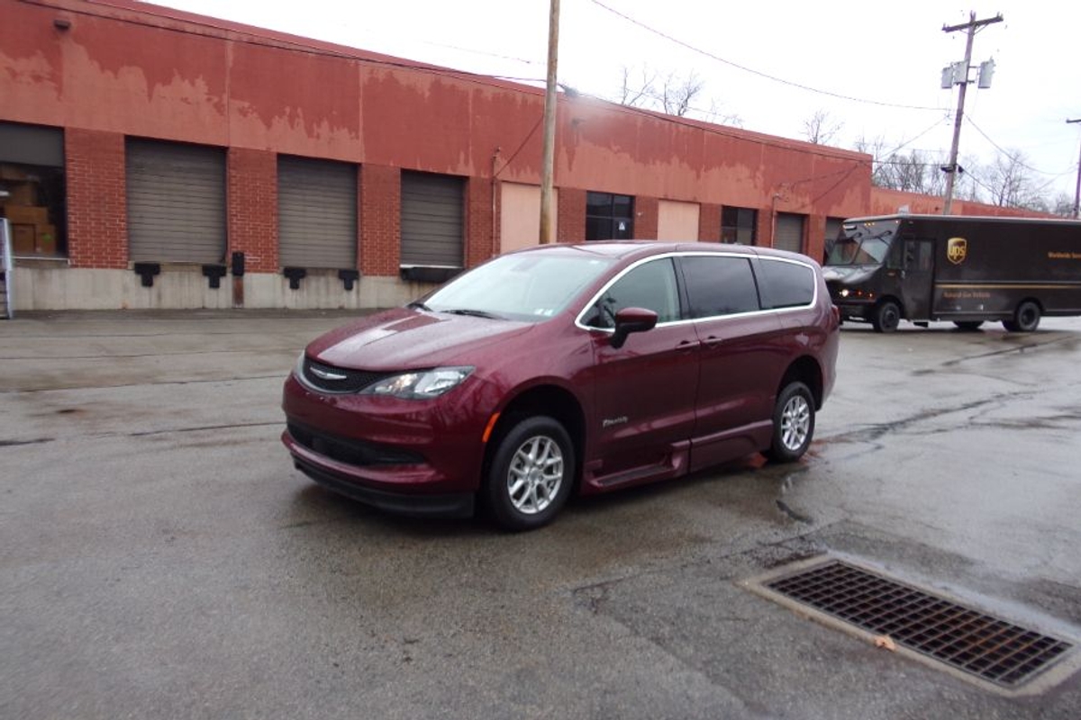 2023 CHRYSLER VOYAGER - Image 2