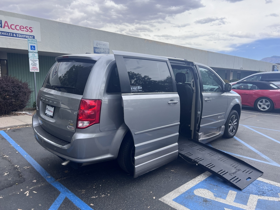 Used 2017 Dodge Grand Caravan SXT - BraunAbility Side Entry Entry Fold Out Automatic Ramp