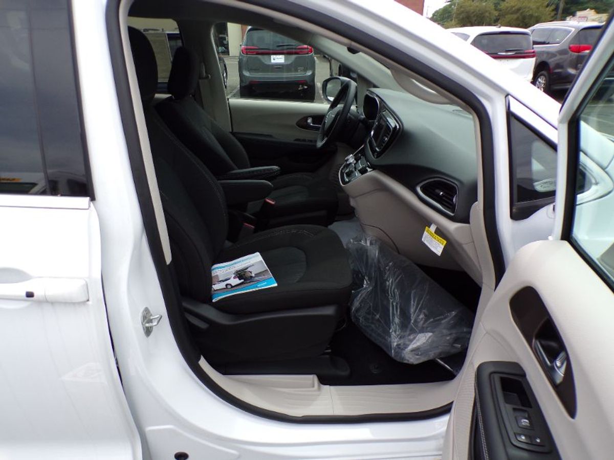 2024 CHRYSLER VOYAGER - Image 11