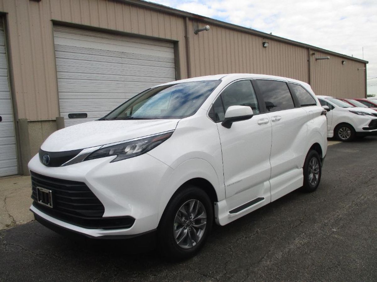 White Toyota Sienna image number 2