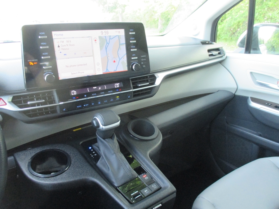White Toyota Sienna image number 17