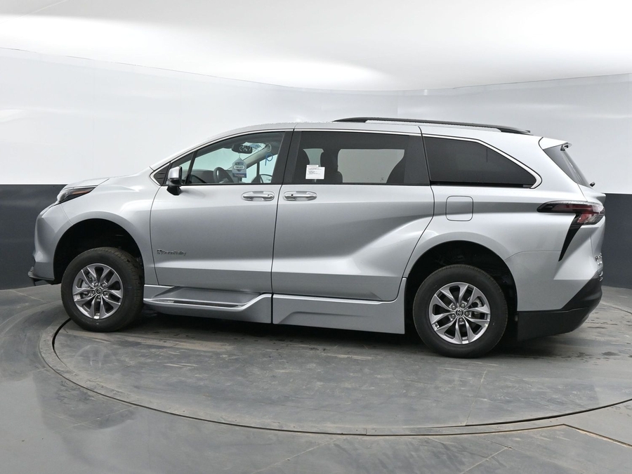 New 2025 Toyota Sienna Hybrid XLE Plus - BraunAbility Side Entry Entry Fold Out Automatic Ramp