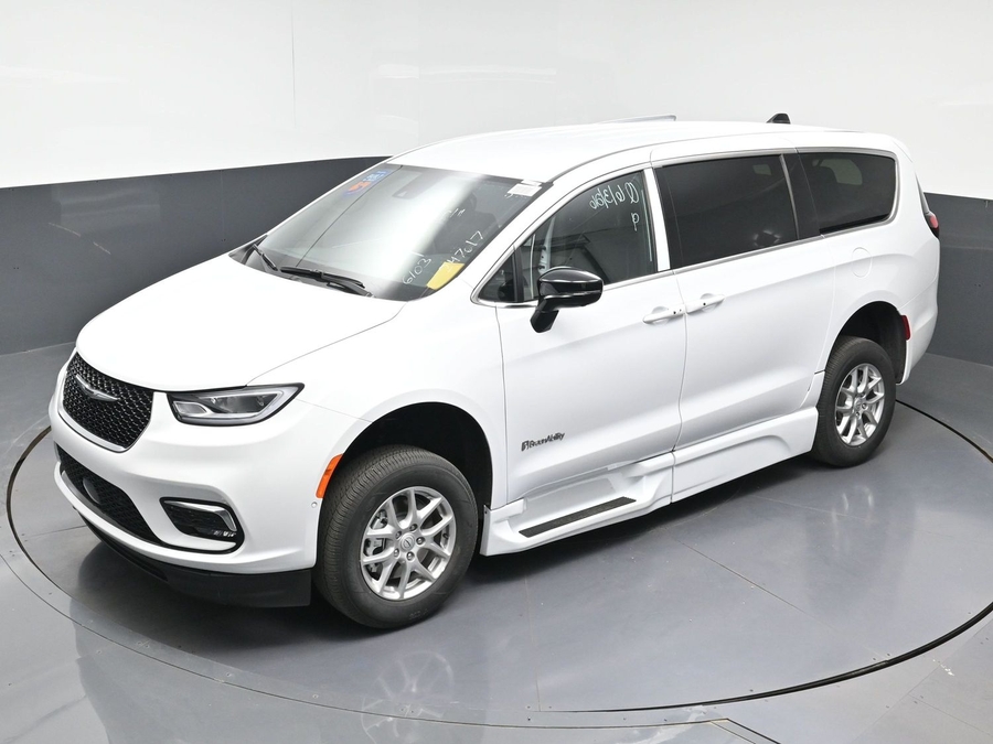 White Chrysler Pacifica image number 20