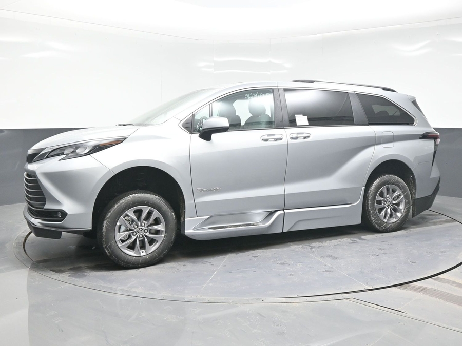 New 2025 Toyota Sienna Hybrid XLE PLUS - BraunAbility Side Entry Entry Fold Out Automatic Ramp