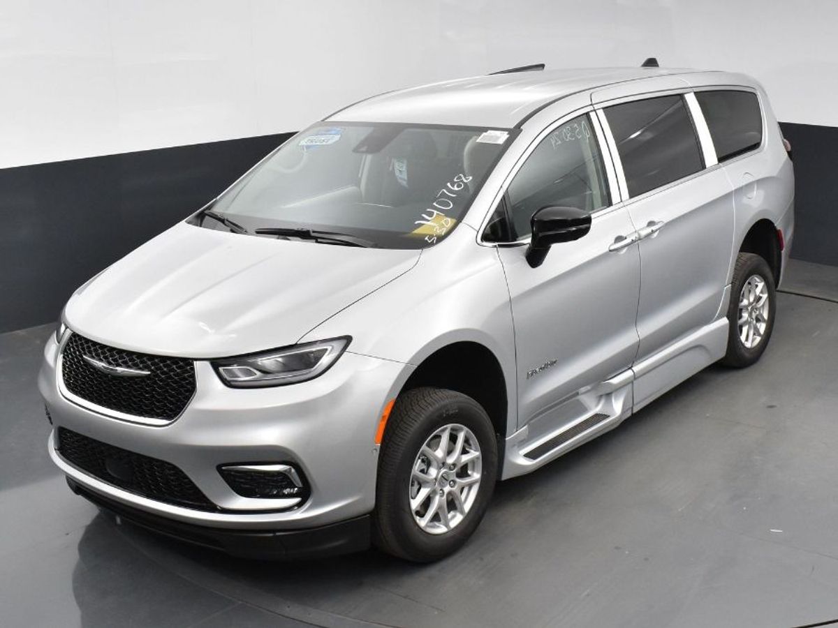 Silver Chrysler Pacifica image number 14