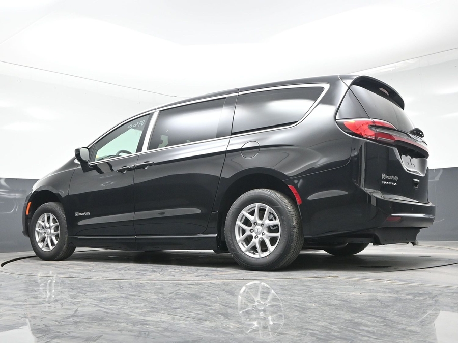 Black Chrysler Pacifica image number 17