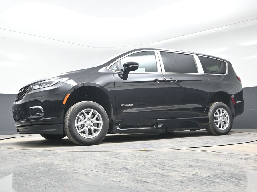 Black Chrysler Pacifica image number 19