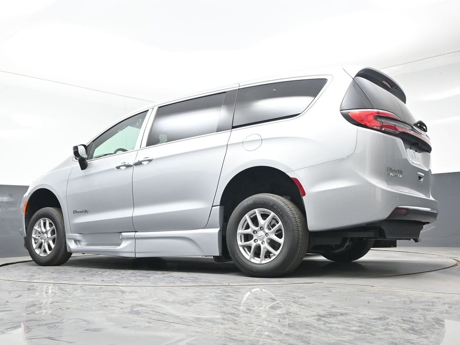 New 2026 Chrysler Pacifica Select Safety - BraunAbility Side Entry Entry In Floor Automatic Ramp