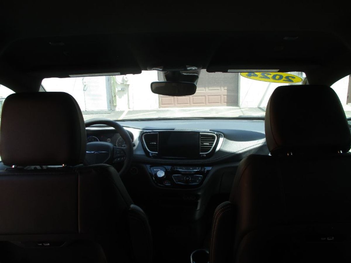 Grey Chrysler Pacifica image number 6
