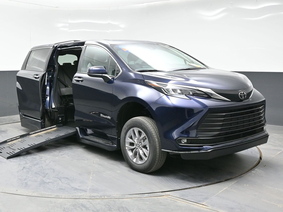 New 2026 Toyota Sienna Hybrid XLE Plus - BraunAbility Side Entry Entry Fold Out Automatic Ramp