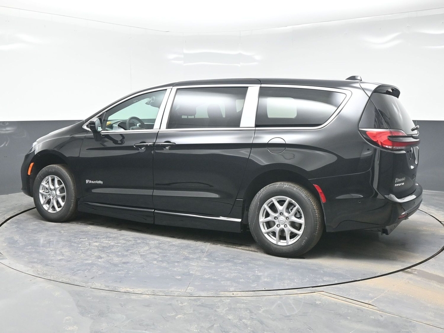 Black Chrysler Pacifica image number 3