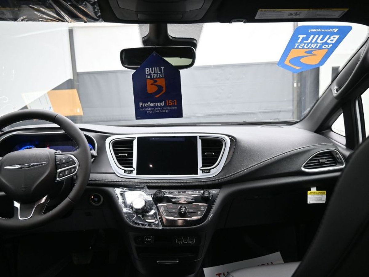 White Chrysler Pacifica image number 12