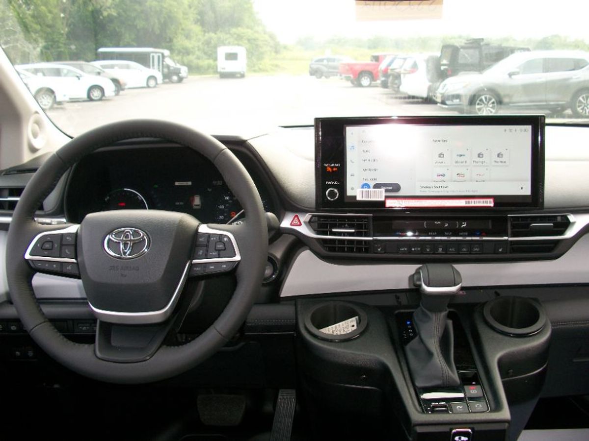 Grey Toyota Sienna image number 14