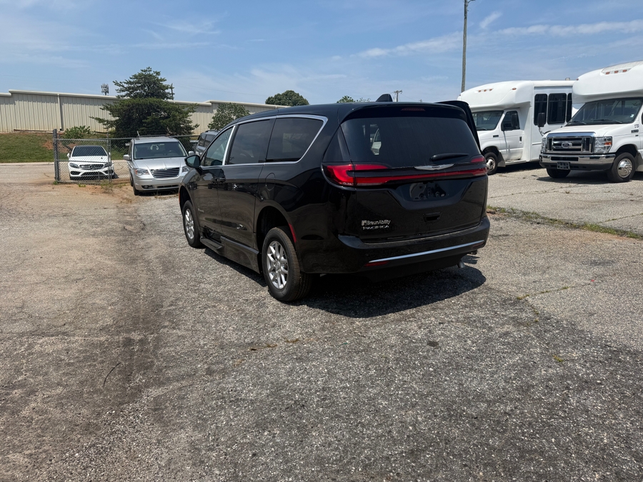 Black Chrysler Pacifica image number 13