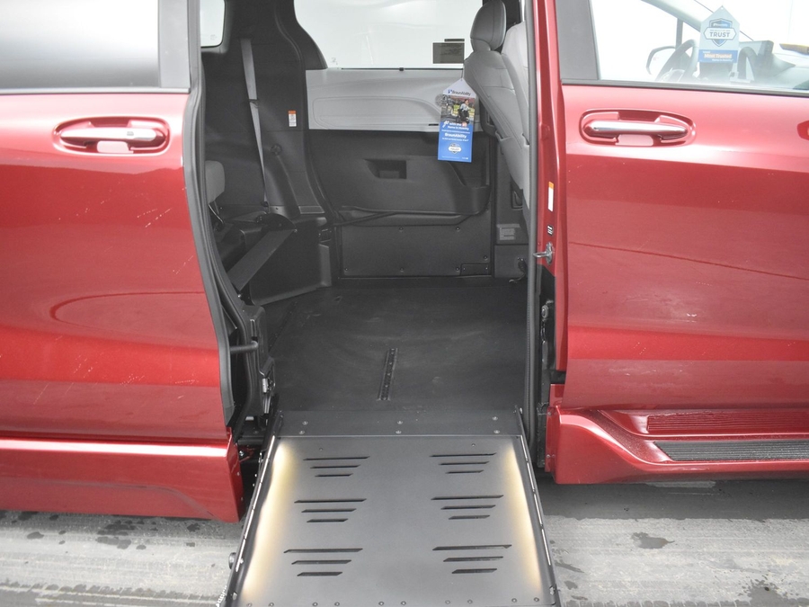 New 2025 Toyota Sienna Hybrid XLE Plus - BraunAbility Side Entry Entry Fold Out Automatic Ramp