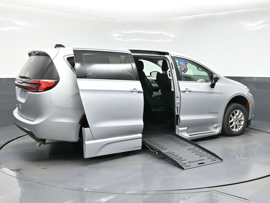 Silver Chrysler Pacifica image number 4