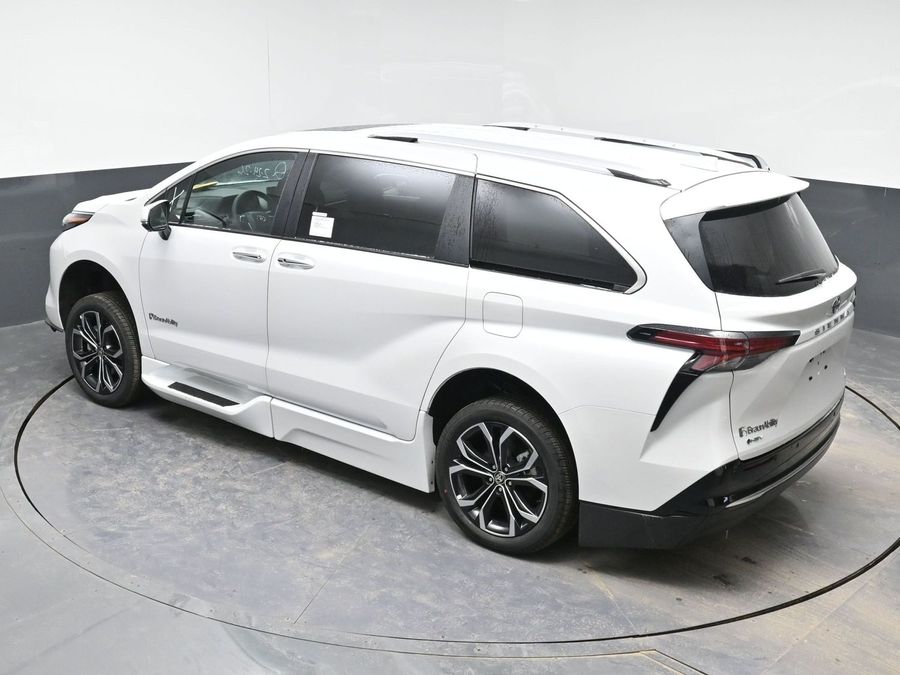 White Toyota Sienna image number 24
