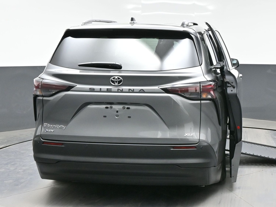 Grey Toyota Sienna image number 5