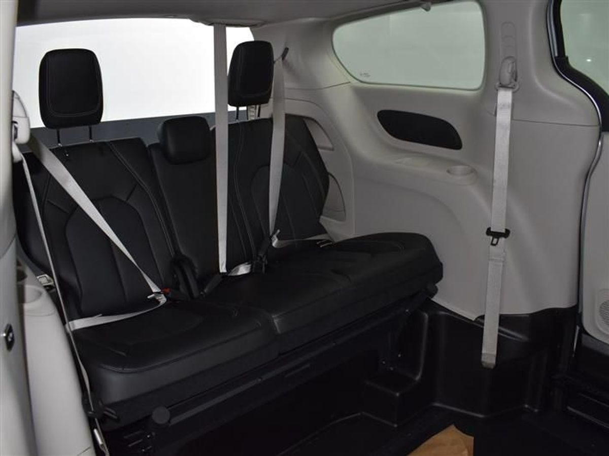 Silver Chrysler Pacifica image number 10