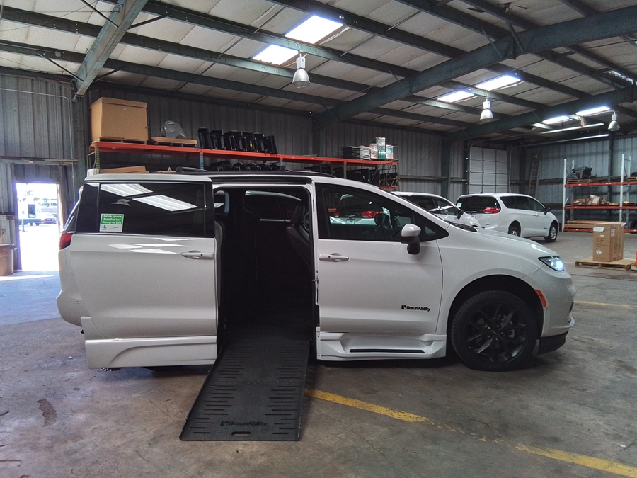 2023 Chrysler Pacifica Touring L - Photo 30