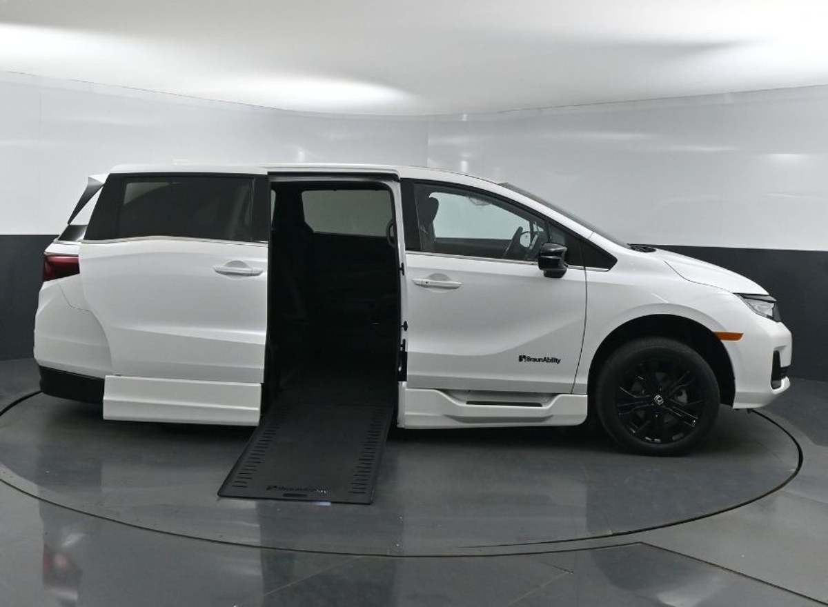 White Honda Odyssey image number 7